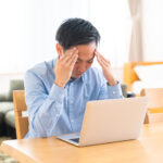 パソコンを見る男性　考える