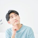 男性　考える　リビング